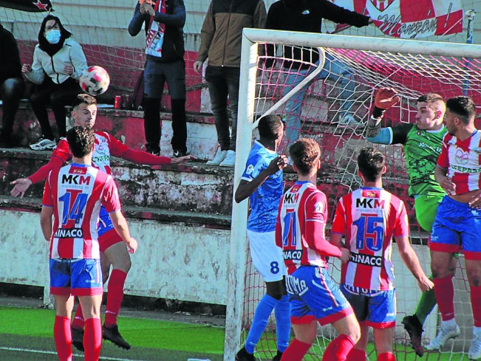 El Atlético Monzón busca el gol a la salida de un córner en el partido disputado ayer.