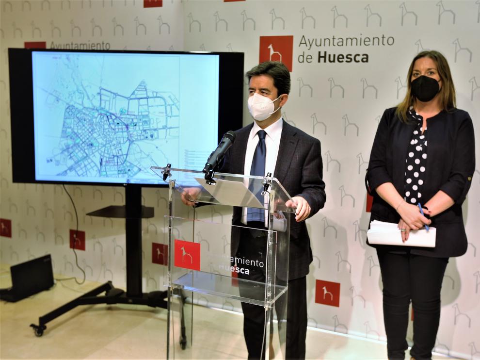 Luis Felipe, alcalde de Huesca, junto a la concejal de Urbanismo, María Rodrigo, en la presentación del plan.