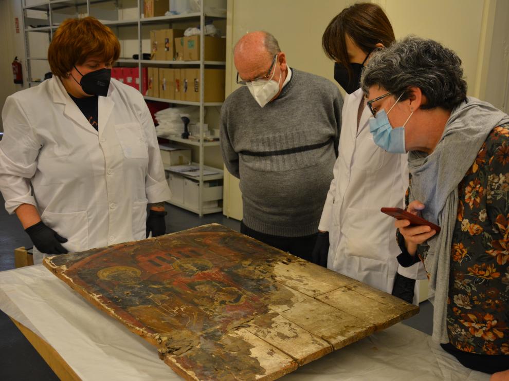 El Museo Diocesano de Barbastro-Monzón continúa con la apertura de cajas y examen preliminar de las obras aragonesas.