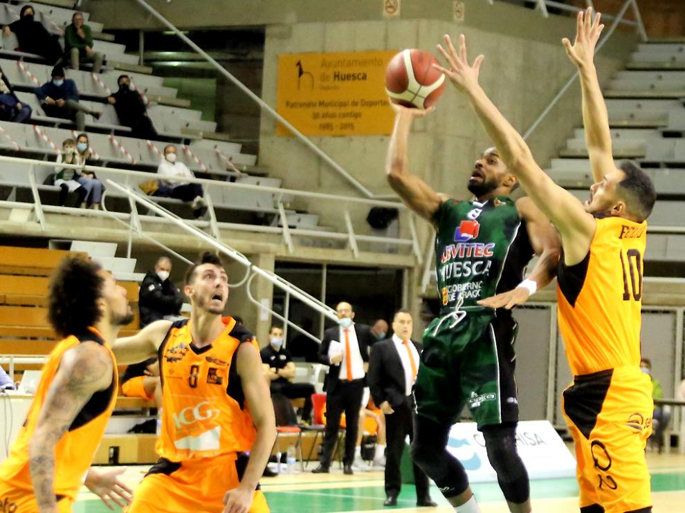 Cubillán lanza a canasta en el encuentro contra el Lleida.