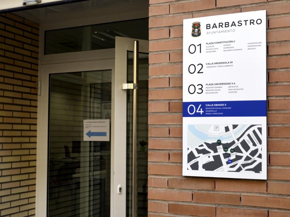 Entrada de la Oficina Municipal de Información al Consumidor de Barbastro, en calle Abanzo.