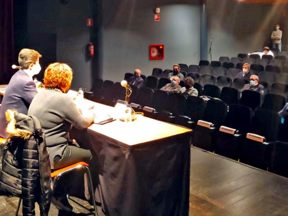 Imagen de la reunión mantenida ayer entre Luis Felipe y propietarios de hoteles y hostales de Huesca