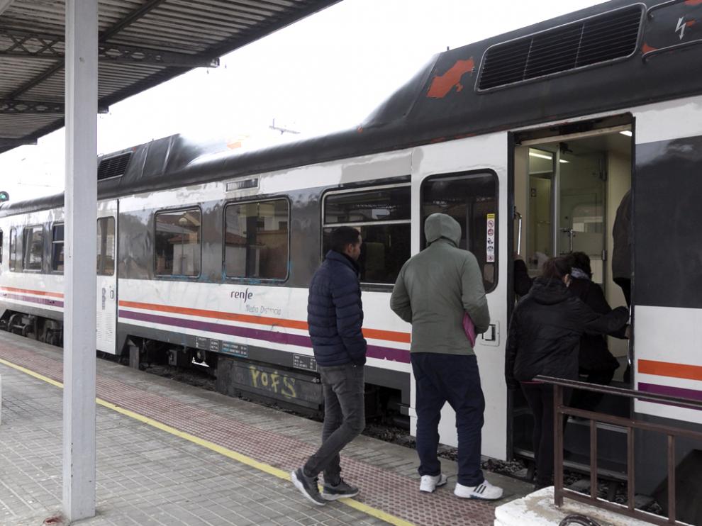 Viajeros en la estación de tren de Tardienta, una de las afectadas.