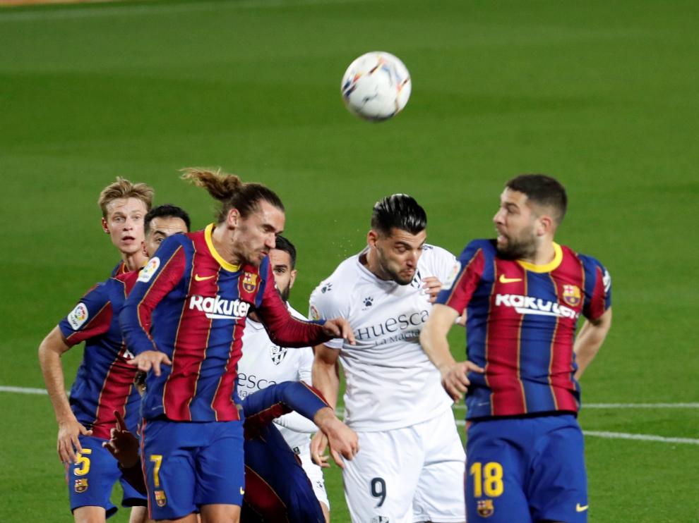 Rafa Mir, rodeado de jugadores del Huesca.