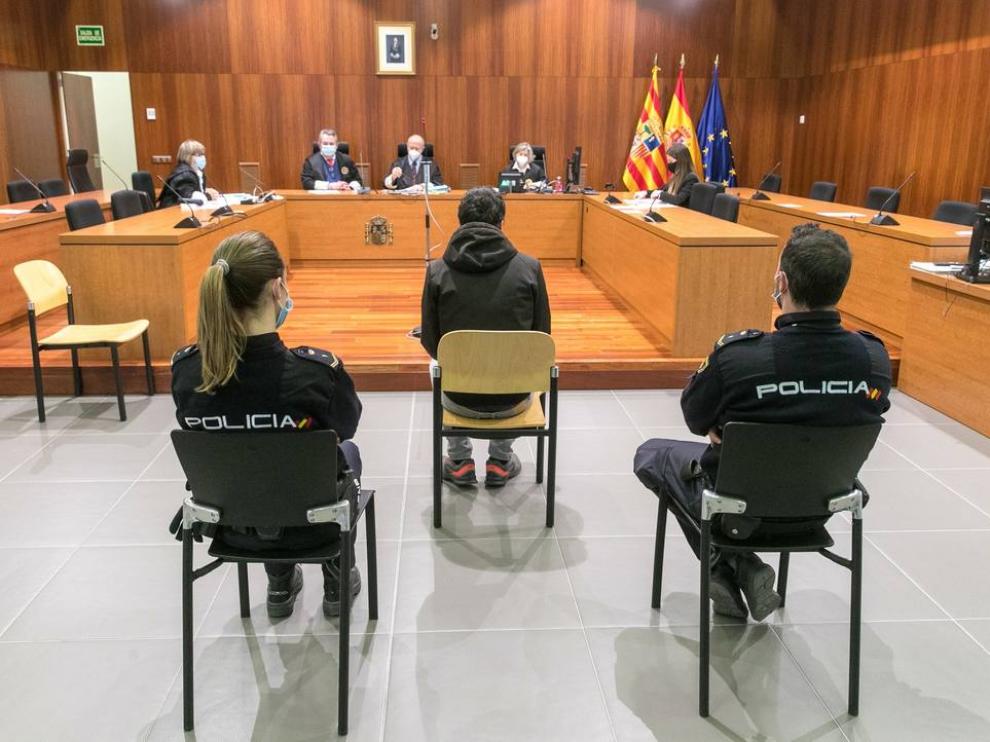 Absuelto el joven acusado de cortar el pene a su compañero de piso