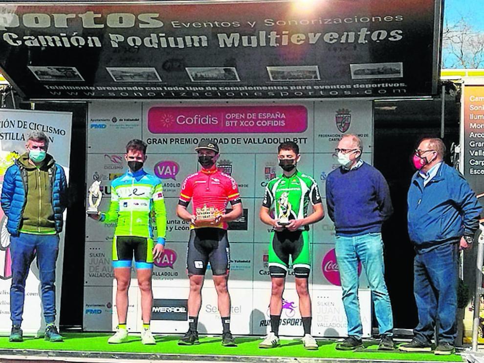 El bilbilitano Rafa López del Vive Inmuebles Huesca La Magia, en el podio como segundo clasificado.