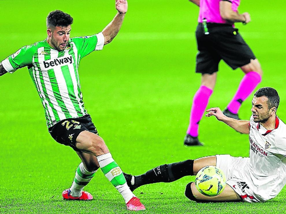 Joan Jordán, en el suelo, no podrá estar en el partido contra el Elche por acumulación de amarillas.