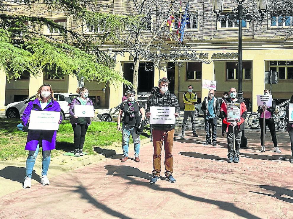 La concentración tuvo lugar en la plaza Cervantes y está previsto que continúen el próximo mes.