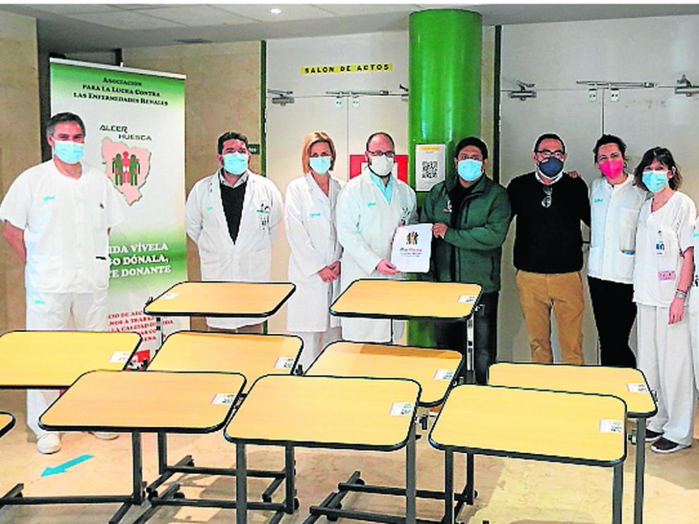 La junta directiva de Alcer-Huesca, junto a directivos del Hospital San Jorge de Huesca.
