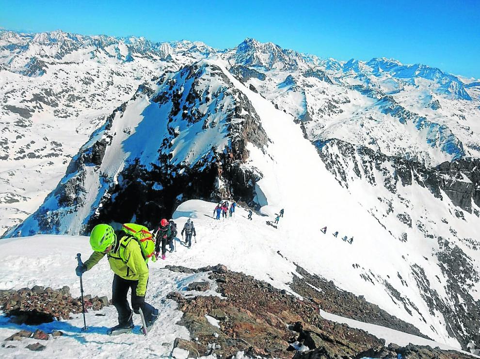 Los esquiadores de montaña del Peña Guara, en la llegada a una de las cumbres de los Infiernos.