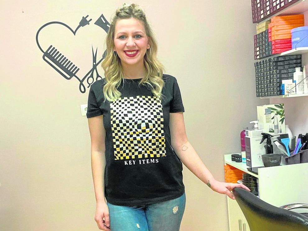 Anka Bucur en la nueva peluquería de Robres, ubicada en el gimnasio del pueblo.