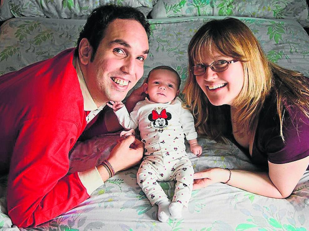 Alicia María, nacida el 24 de enero, junto a sus padres, Sergio Lambistos y Hannah McCafferty.