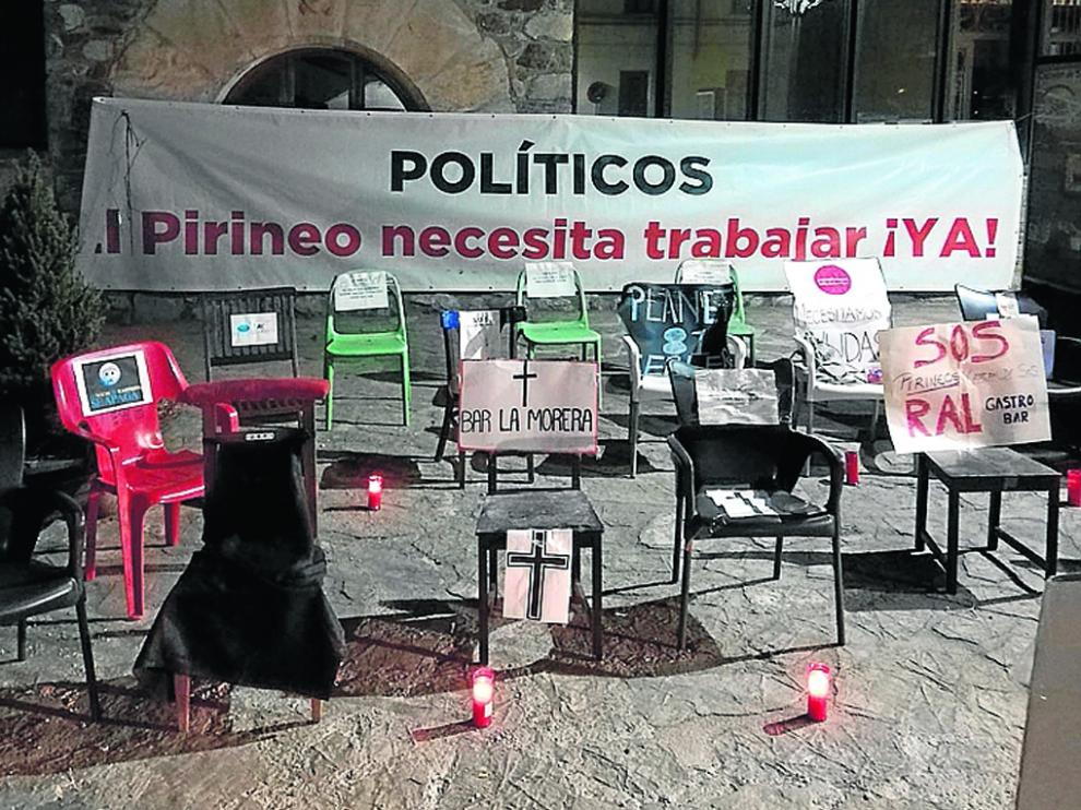 Sillas vacías colocadas ayer en Castejón de Sos como muestra de protesta del sector turístico.