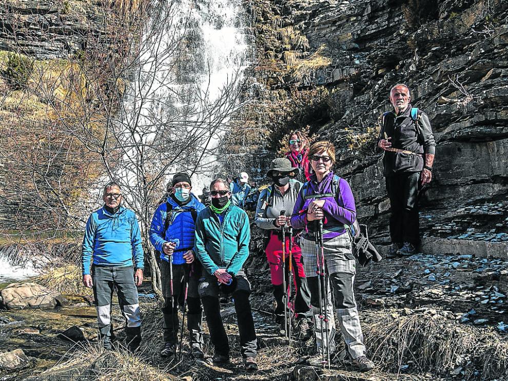 Miembros de Peña Guara realizan una ruta senderista por cascadas y escorrentías del Valle del Sorrosal.