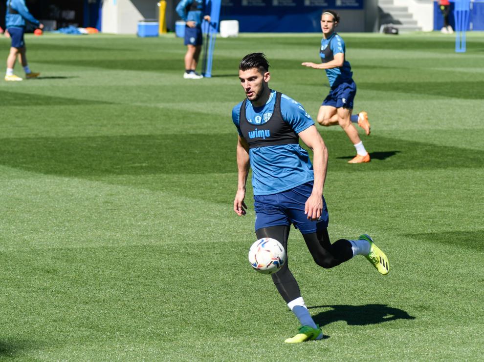 Rafa Mir, en el entrenamiento de este jueves en El Alcoraz.