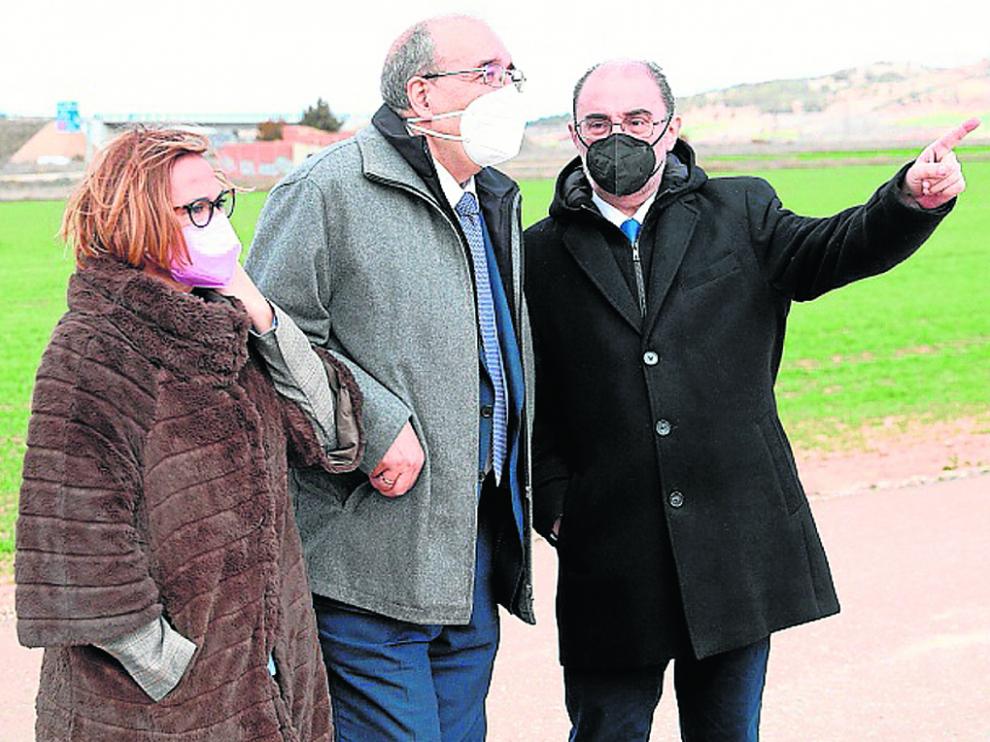 El presidente de Aragón, junto al alcalde y la consejera Mayte Pérez, en el polígono de Calamocha.