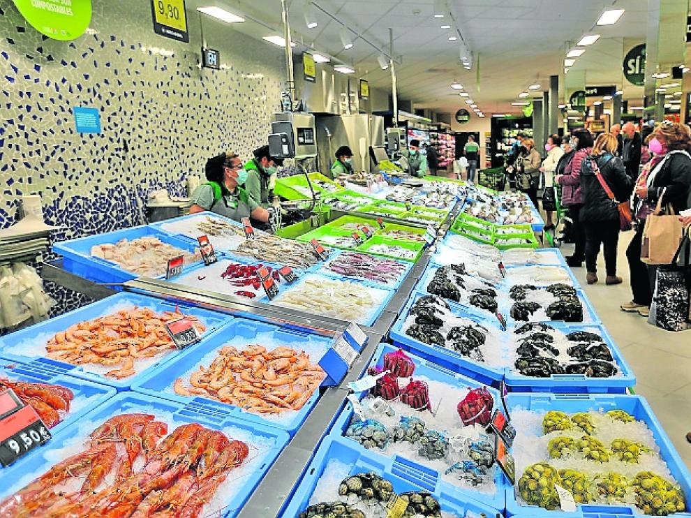 El supermercado ofrece atractivas propuestas como una gran exposición de productos en la pescadería.