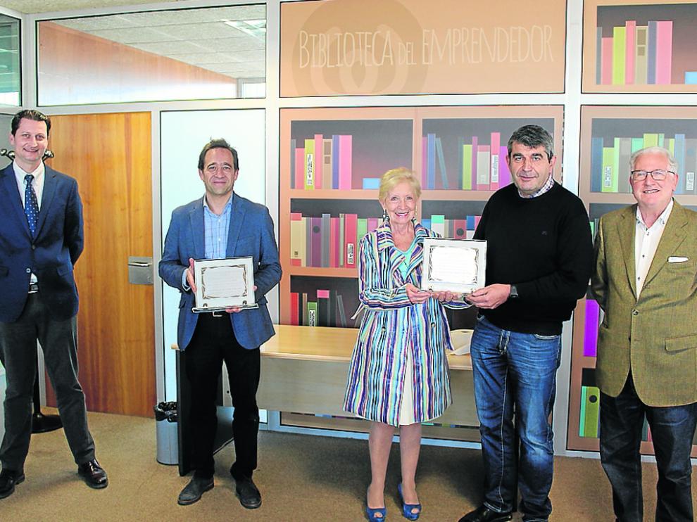 Entrega de la distinción a los primeros dirigentes de Huesca Excelente