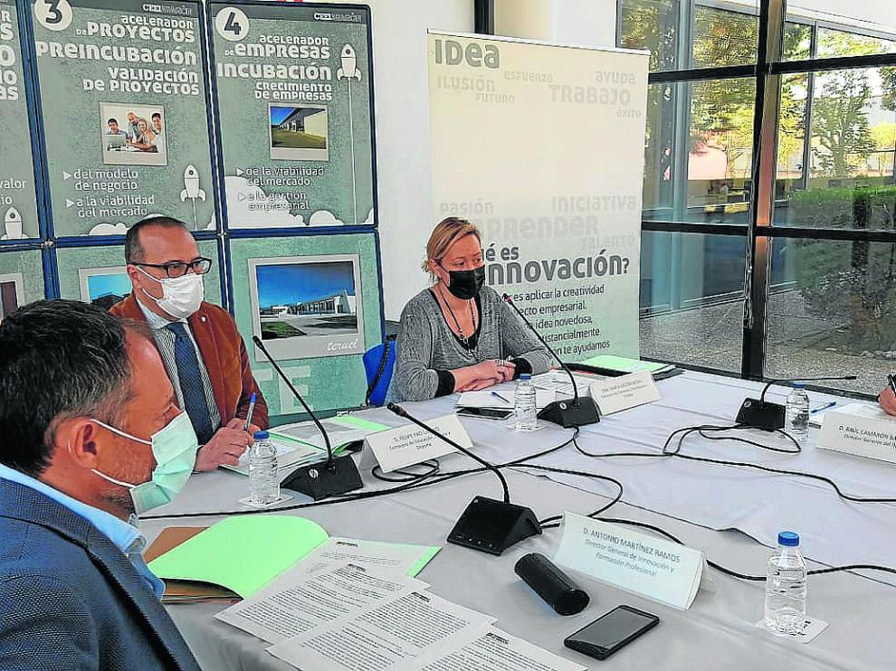 Felipe Faci y Marta Gastón presidieron este jueves en Huesca la reunión del pleno del Consejo Aragonés de FP.
