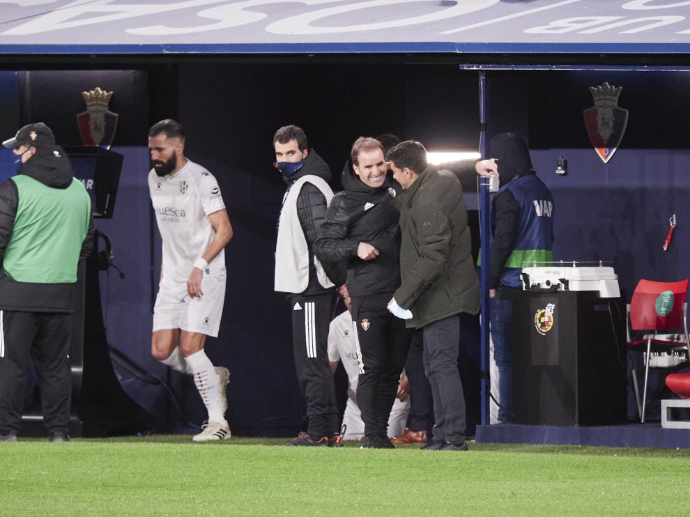 Jagoba Arrasate saluda a Míchel antes de comenzar el partido de ida.