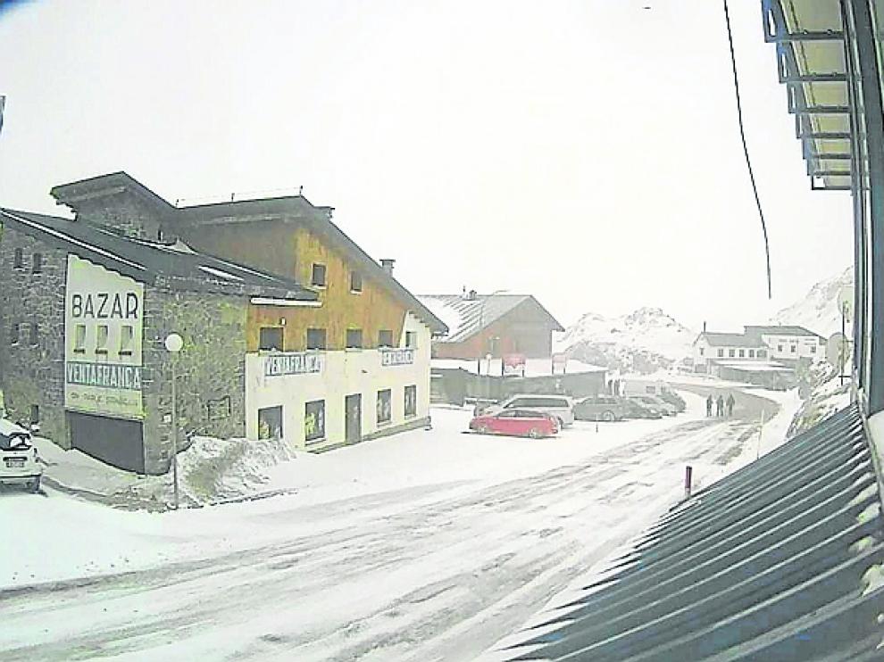 Nieve este viernes en la frontera del Portalet.