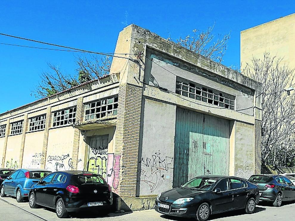 Solo se libran del derribo el edificio de la derecha, de viviendas, y un silo de Fega frente a las vías de la Estación Intermodal.