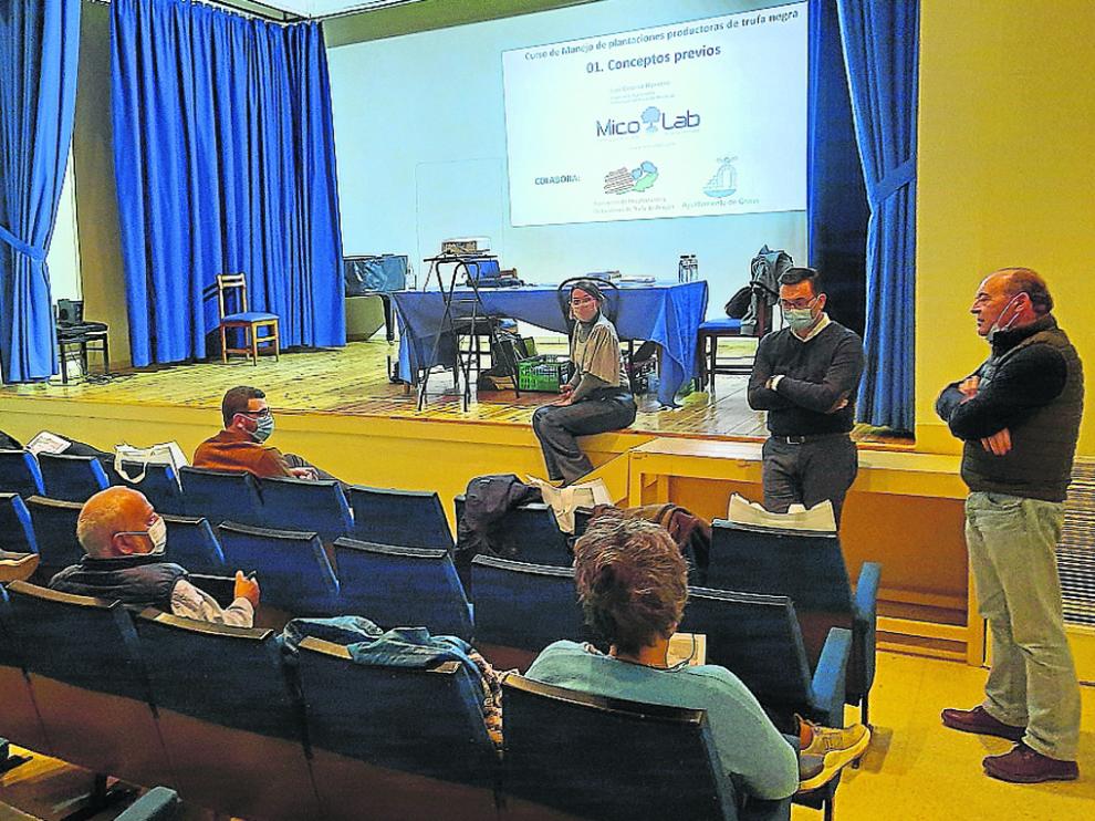 Bienvenida al alumnado del curso de manejo de plantaciones de trufa negra en Graus.