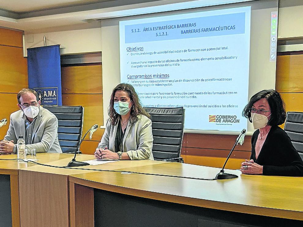 José Antonio Aldaz, Raquel García e Isabel Irigoyen durante la presentación del curso.