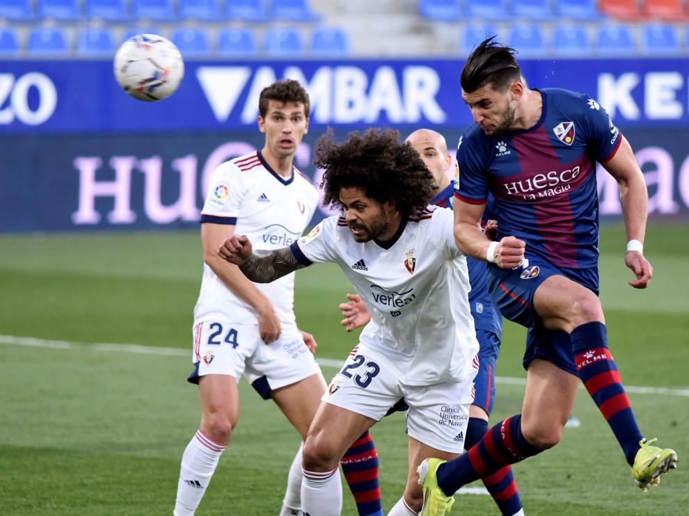 Un momento del encuentro entre el Huesca y el Osasuna.