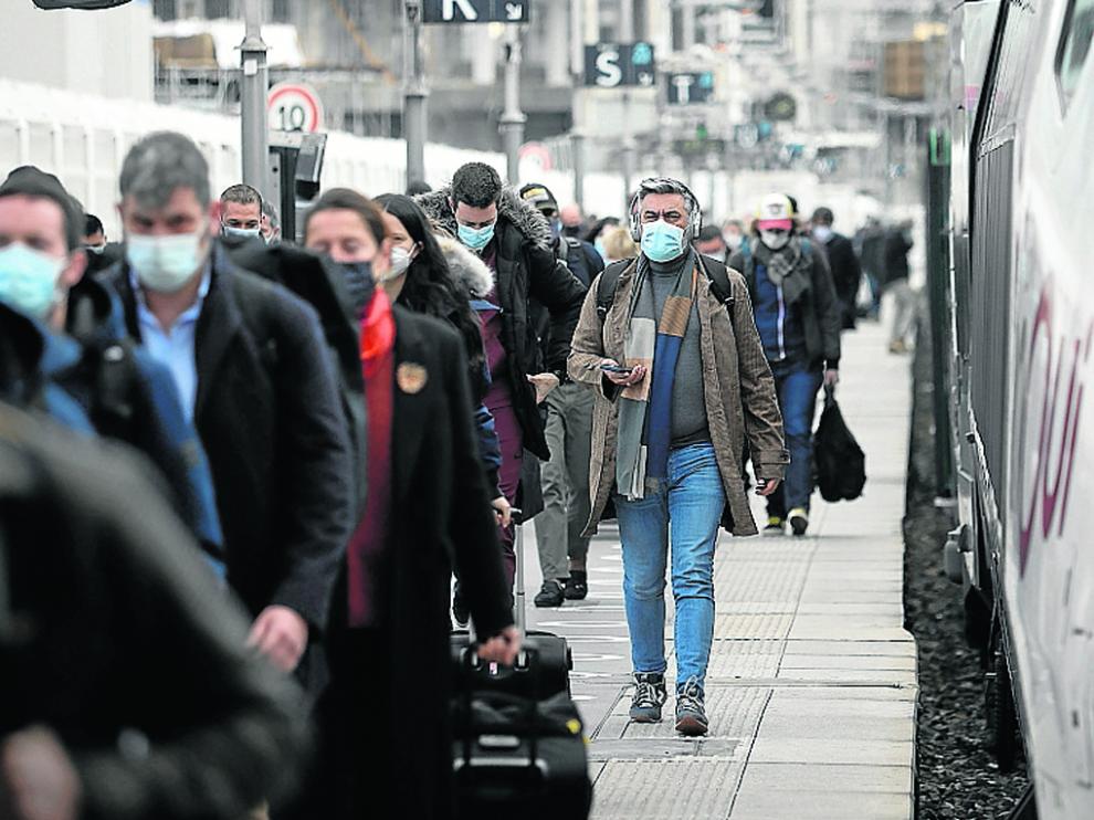 Pasajeros con mascarilla ayer en la estación de tren de la Gare de Lyon en París.