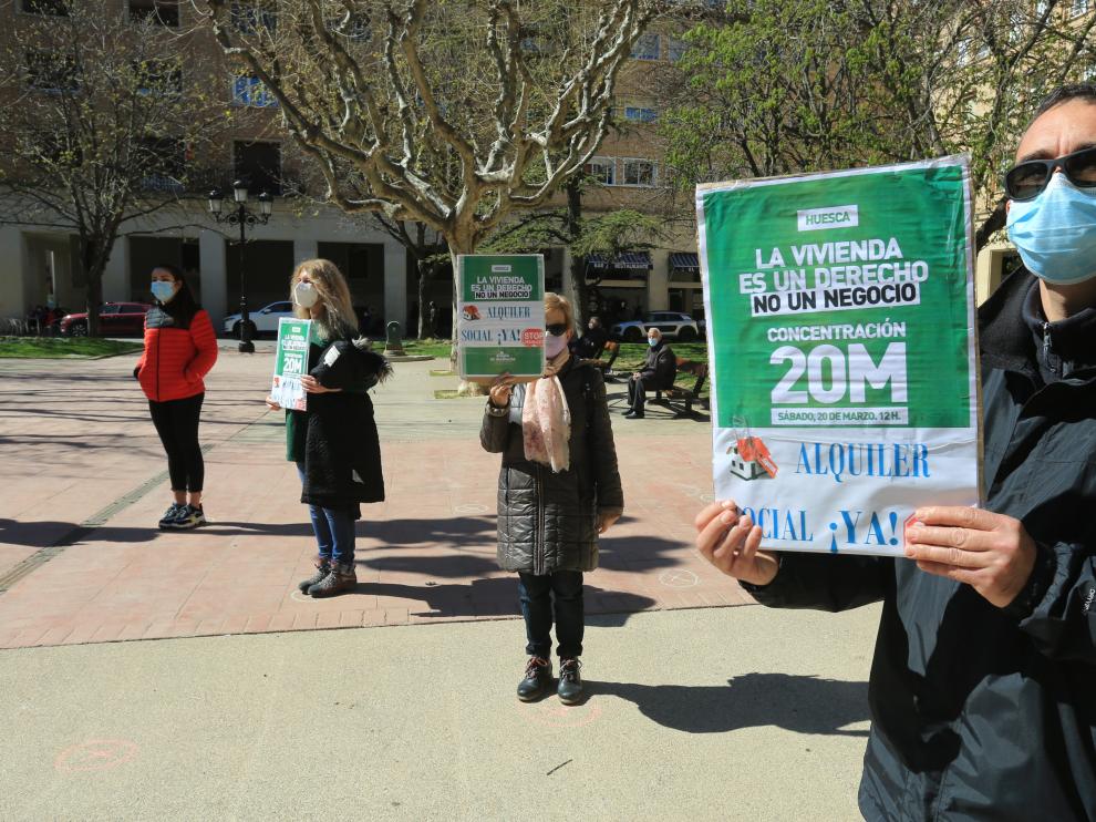 Concentración en la plaza de Cervantes de Huesca por una vivienda digna.