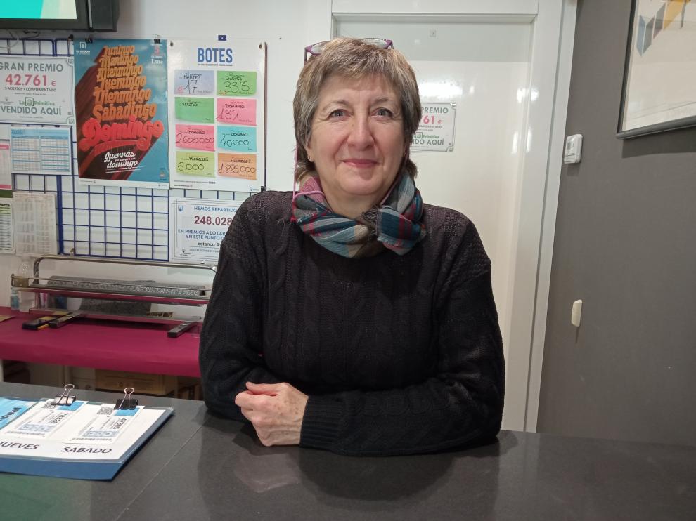 Mari Carmen Clavero regenta el estanco Avenida de Barbastro.