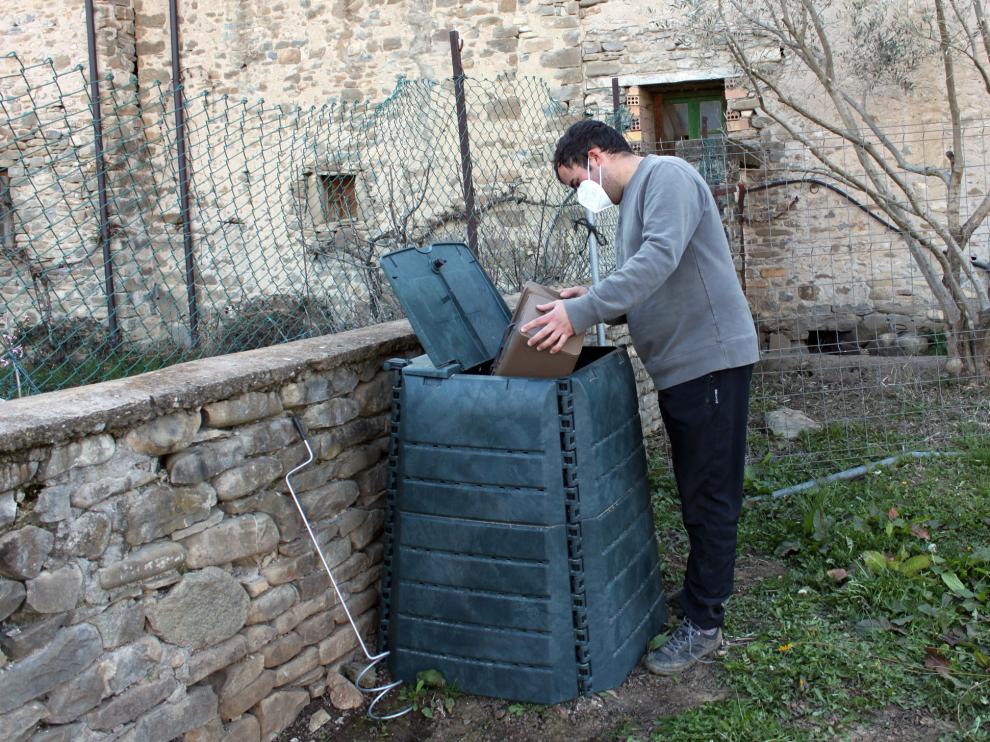 Usando una de las compostadoras domésticas repartidas