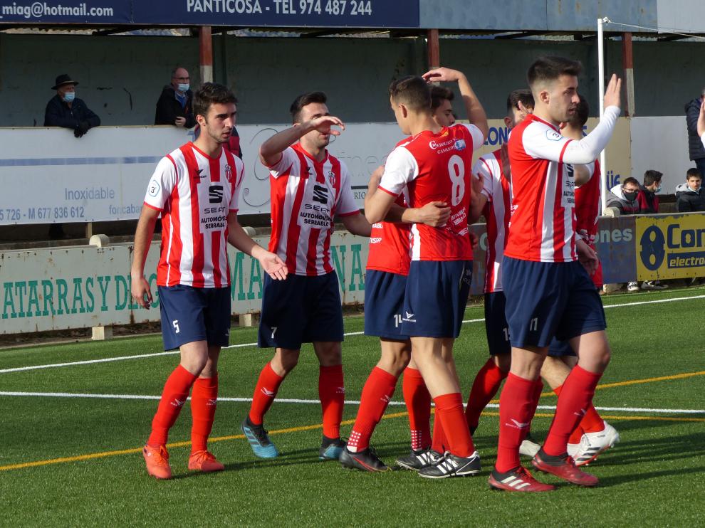 Los jugadores del Sabiñánigo celebran uno de los goles.