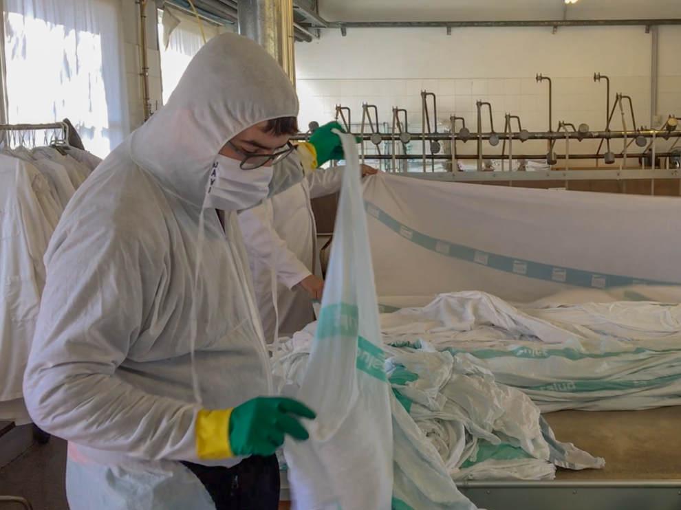 En su servicio de lavandería, lavaron ropa de baño y cama de hospitales y centros de mayores oscenses.
