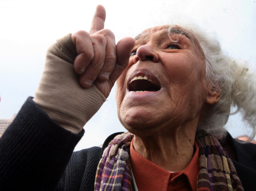 Cairo (Egypt).- (FILE) - Egyptian feminist Nawal El Saadawi gestures as she speaks to some protesters at Tahrir Square in Cairo, Egypt, 07 February 2011 (reissued 21 March 2021). Prominent Egyptian feminist and writer Nawal El Saadawi died in Cairo on 21 March 2021 at the age of 89. Saadawi was well known for advocacy of women's rights, brining attention against female genital mutilation and writing several books on the subject of women in Islam. (Protestas, Egipto) EFE/EPA/AMEL PAIN *** Local Caption *** 02568978 Prominent Egyptian feminist, writer Nawal El Saadawi dies