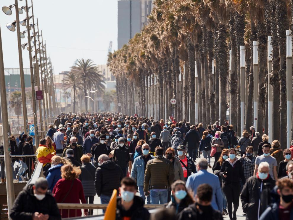 Vista del paseo marítimo de Barcelona este domingo, a pesar de que el virus sigue al alza, aunque levemente, en Cataluña.
