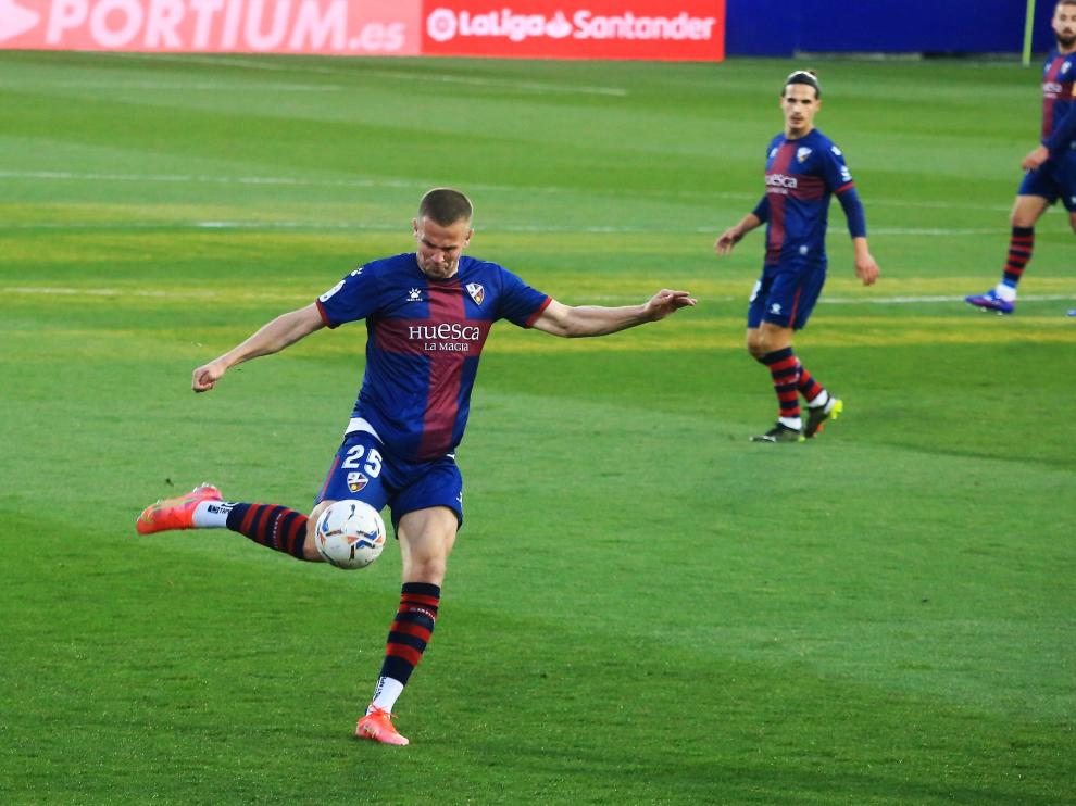 Vavro dispara a puerta en el partido ante el Osasuna