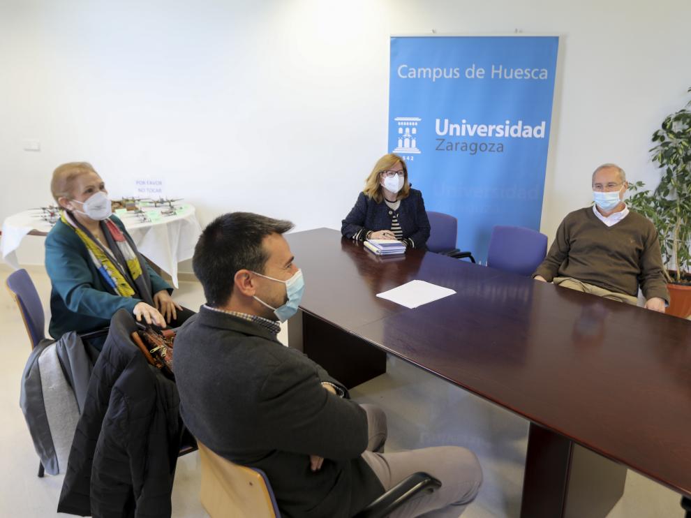 Ángel Luis Monge, a la derecha, con representantes delCampus y la Universidad de la Experiencia.