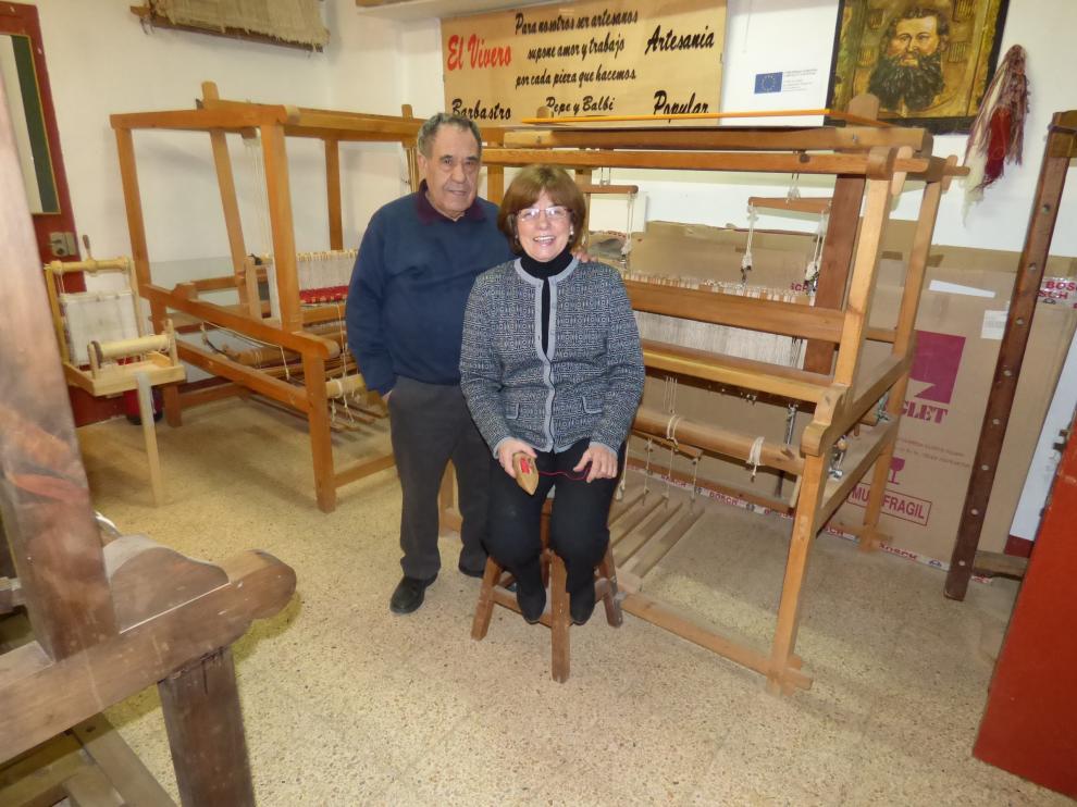 Ángel Noguero y Balbina Campo, junto a los telares de su taller El Vivero.