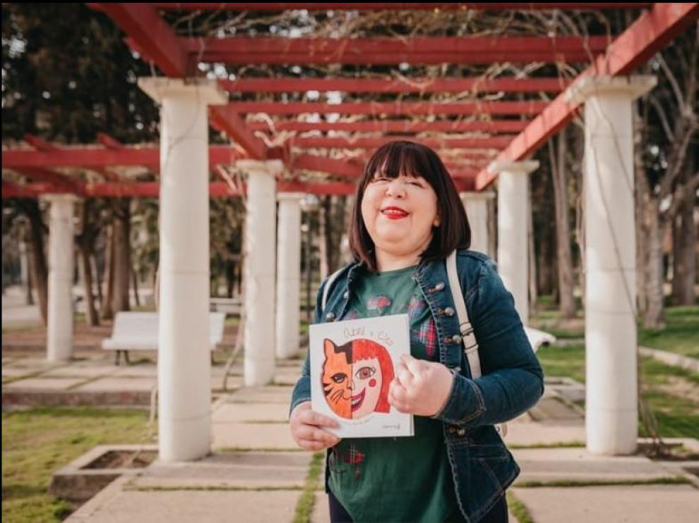 Belén Villadas, con su libro, en el Parque Miguel Servet, de Huesca.