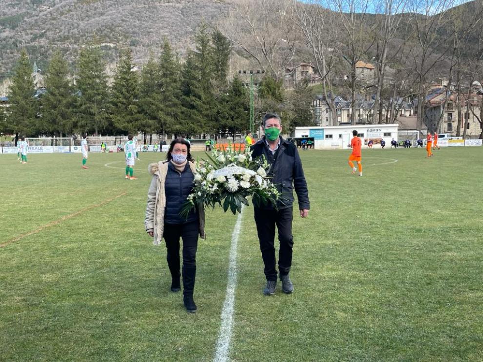 Homenaje a los fallecidos por la Covid-19 en Biescas.