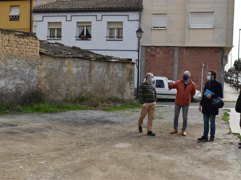 Visita al solar de Monzón donde se habilitará una zona para aparcamiento de vehículos.