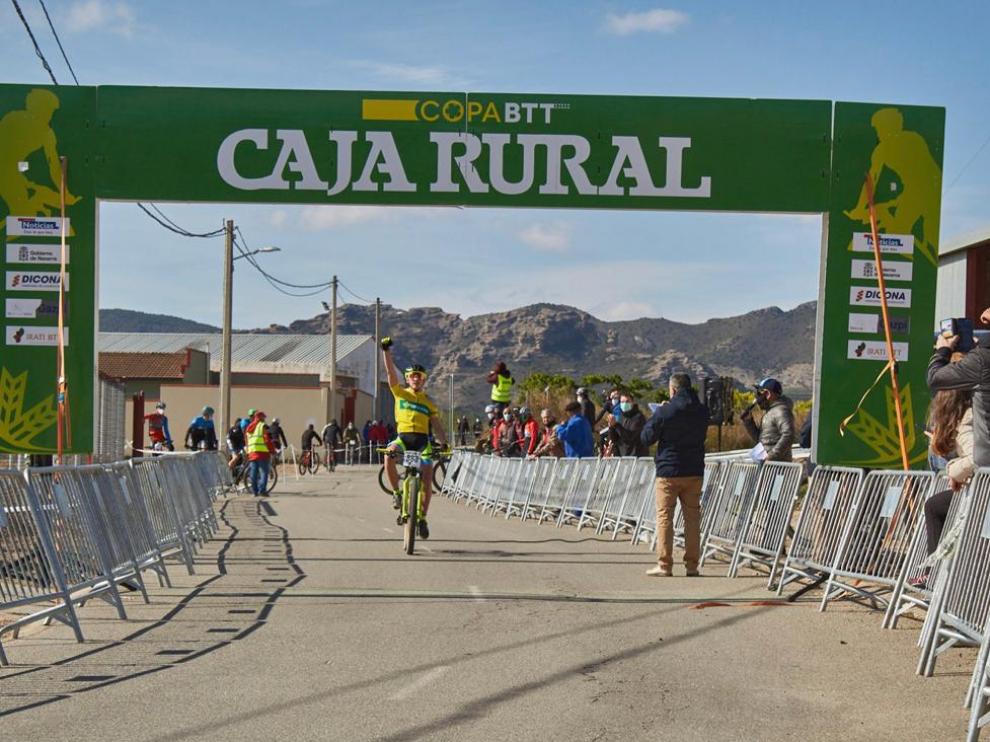 Rafael López, del Vive Huesca La Magia, logró en Fitero su segunda victoria de la Copa Caja Rural de BTT cadete.