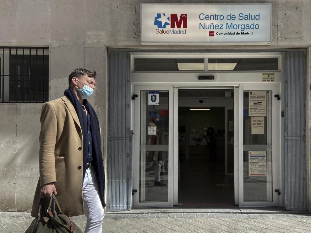 Un viandante pasa frente al centro de salud de Núñez Morgado en el distrito de Chamartín, de Madrid.