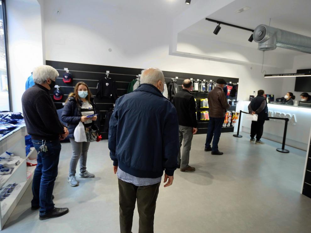 imagen de las oficinas del Huesca con abonados que quieren renovar