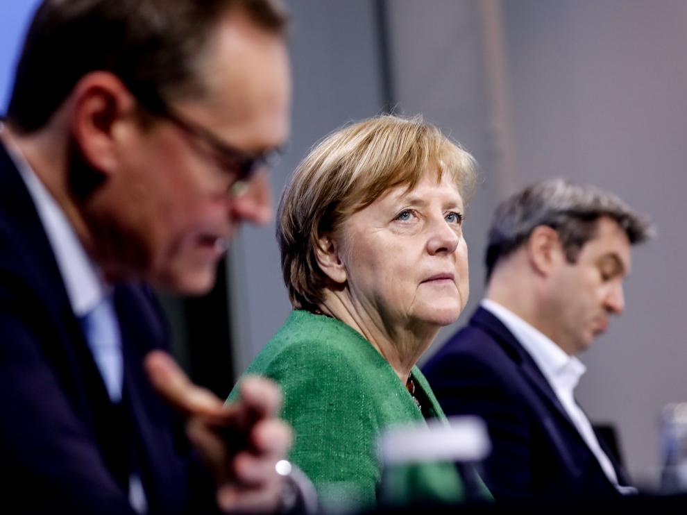 Berlin (Germany), 22/03/2021.- (L-R) Berlin's Mayor Michael Mueller, German Chancellor Angela Merkel and Premier of Bavaria Markus Soeder attend a video conference with German State Premiers about the current coronavirus situation, at the Chancellery in Berlin, Germany, 22 March 2021 (issued 23 March 2021). Germany extended its nationwide lockdown measures until 18 April 2021. (Alemania) EFE/EPA/FILIP SINGER / POOL Germany extends coronavirus lockdown measures to 18 April