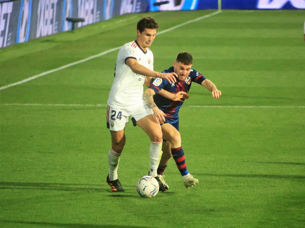 Javi Galán presiona a un jugador rival en el empate ante Osasuna