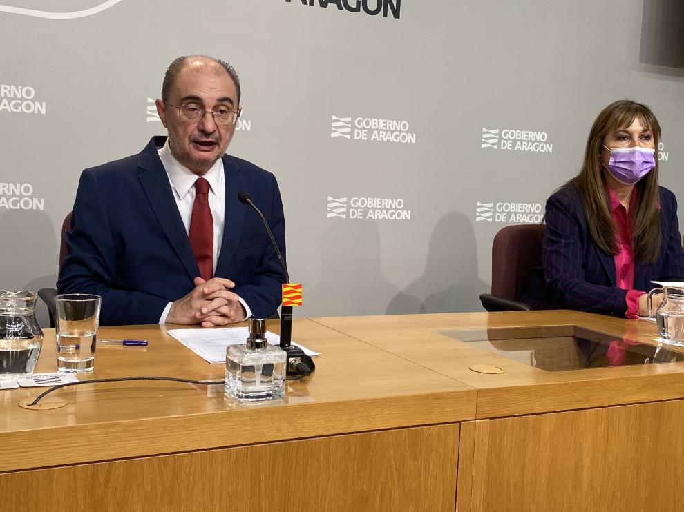 El presidente de Aragón, Javier Lambán, junto a la consejera de Sanidad, Sira Repollés.
