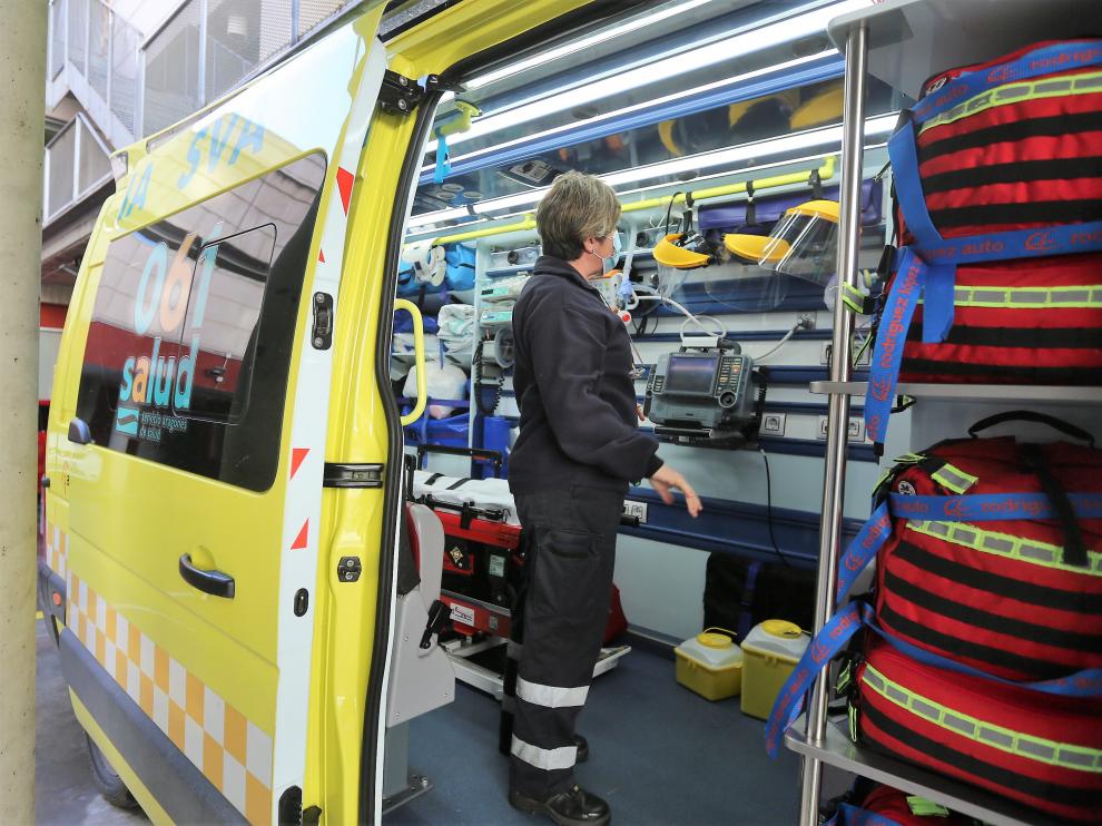 Equipos de emergencia junto al Centro de Salud Pirineos de Huesca.